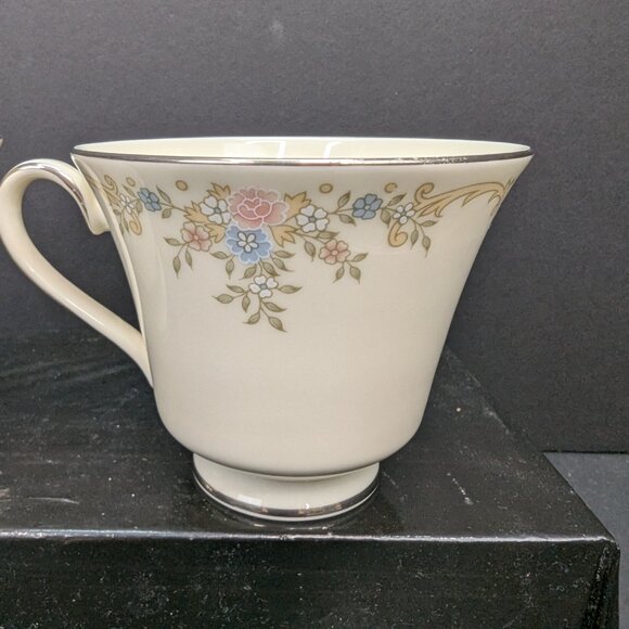 Vintage Royal Doulton England Fine Bone China Giselle H5086 Teacup Set of 2 - Picture 5 of 8